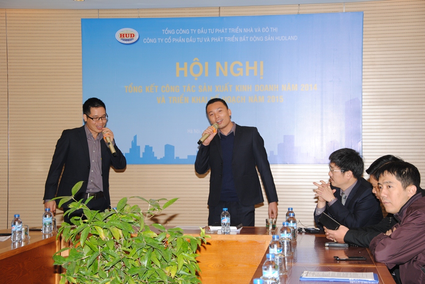 "Ca sỹ" Bùi Trọng Thuần (bên trái) và "ca sỹ"  Nguyễn Tiến Thành biểu diễn trong một chương trình tại công ty HUDLAND